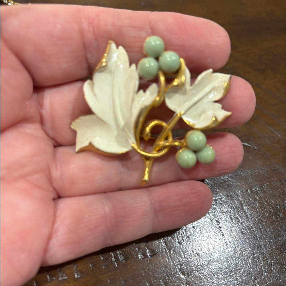 Elegant Vintage Sarah Coventry Gold and Green Leaf Brooch